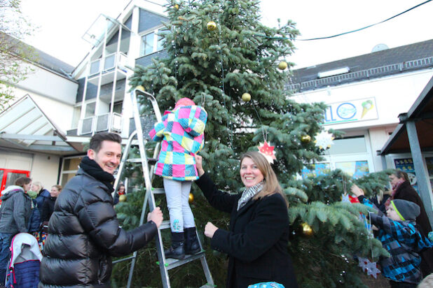 Kinder des Wilnsdorfer Kindergartens Spatzennest schmückten gemeinsam mit Bürgermeisterin Christa Schuppler und Kay Dreysse aus der Werbegemeinschaft Wilnsdorf den diesjährigen Weihnachtsbaum auf dem Marktplatz (Foto: Gemeinde Wilnsdorf).