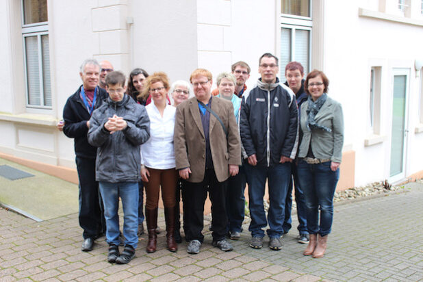 Große Freude bei Bewohnern, Betreuern und Einrichtungsleiterin: Die Wohngruppe „Altes Pfarrhaus“ vom Haus Klotzbach, eine Einrichtung für Menschen mit geistiger und teilweise körperlicher Behinderung in Neunkirchen, feierte ihr zehnjähriges Bestehen (Foto: Diakonie in Südwestfalen gGmbH).