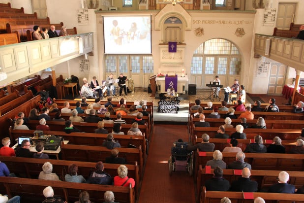 Zum Adventsgottesdienst in der Evangelischen Kirche Neunkirchen kamen 150 Gäste, um gemeinsam mit Bewohnern und Mitarbeitern den zehnten Geburtstag der Wohngruppe „Altes Pfarrhaus“ zu feiern (Foto: Diakonie in Südwestfalen gGmbH).