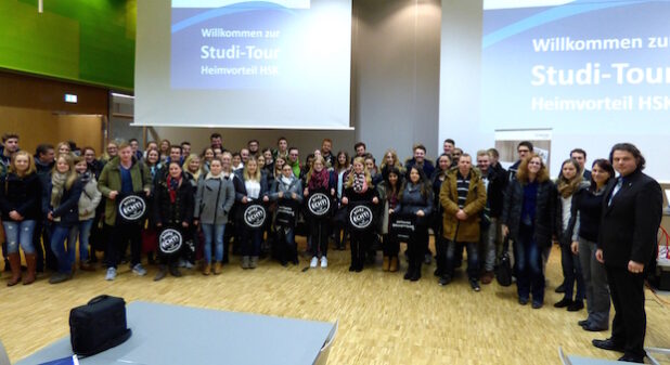 Die Studierenden der FH Meschede gingen bei der Studi-Tour 2015 zu den Unternehmen in der Region (Foto: Pressestelle Hochsauerlandkreis).