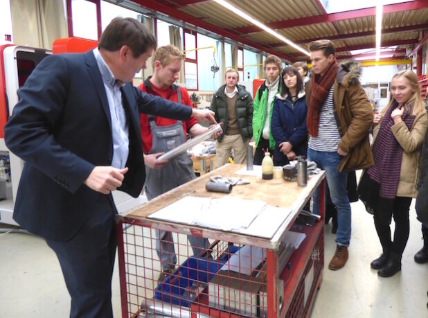 Transfluid-Geschäftsführer Benedikt Hümmler erläutert Produktions-Details (Foto: Pressestelle Hochsauerlandkreis).