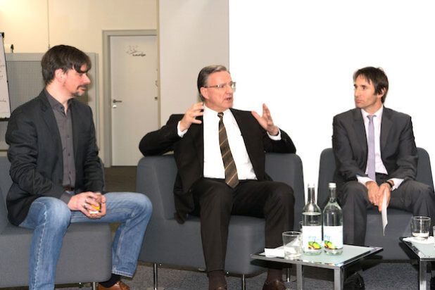 Sparkassen-Vorstand Harald Peter (M.) in der Diskussion mit Martin Gaedt (l.) und Moderator Prof. Dr. Christoph Strünck - Foto: Universität Siegen.