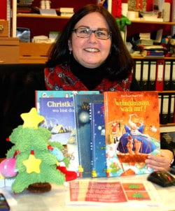 Petra Böhler-Winterberg lädt alle Lesehungrigen ein, sich bis zum 23. Dezember noch mit Lesefutter für die Ferien einzudecken (Foto: Stadt Olsberg).