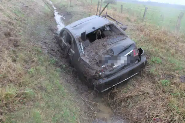 Das Fahrzeug landete schwer beschädigt im Graben (Foto: Kreispolizeibehörde Soest).