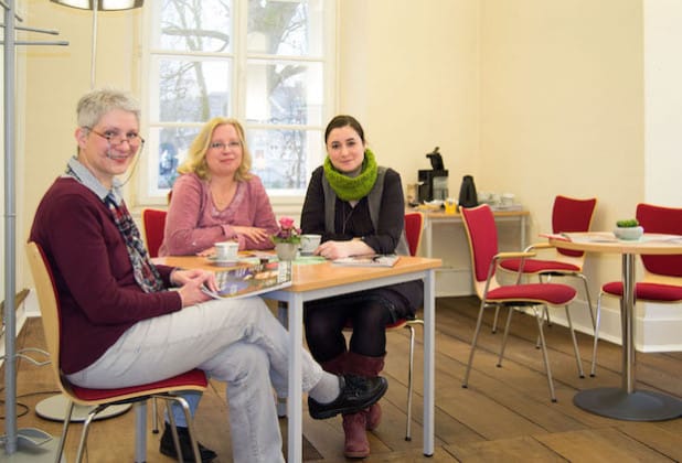 Büchereileiterin Christa Volkmann und ihre Mitarbeiterinnen Katrin Fischer und Sandra Begler (v.l.) stellten das Lesecafé vor, das am 1. Februar an den Start geht (Foto: Stadt Iserlohn).