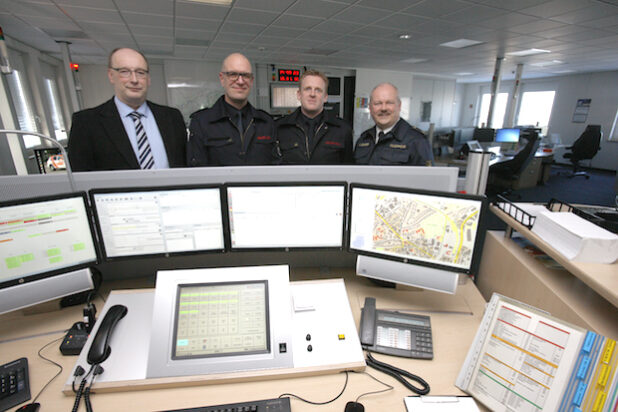 Stellten in der Kreisleitstelle das neue Eisatzleitsystem vor: (von links) Guido Thal, Stephan Volkmann, Eike Schmale und Christian Eichhorn (Foto: Hendrik Klein/Märkischer Kreis).