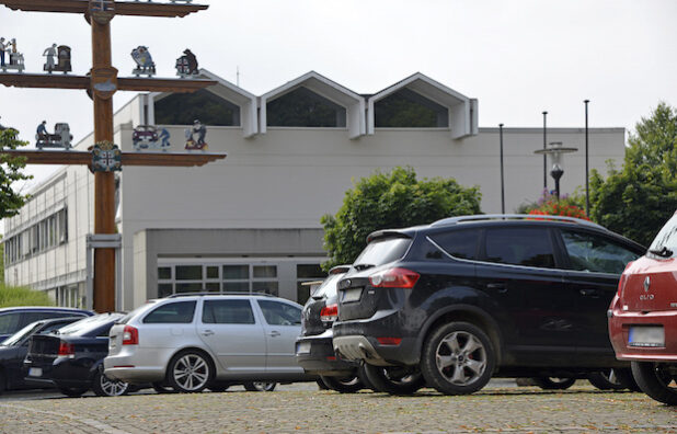 In Rüthen – hier der Parkplatz vor dem Rathaus – werden 1007 Fahrzeuge auf 1.000 Einwohner gezählt (Foto: Wilhelm Müschenborn/Kreis Soest).