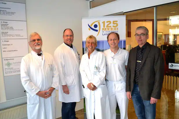 Chefarzt Dr. Schröder, Oberarzt PD Dr. Weber, Oberärztin Dr. Rentrop, Leiter der Physiotherapie David Meiworm und Pflegedienstleiter Matthias Menke (v.l.n.r.) - Foto: Katholische Hospitalgesellschaft Südwestfalen gGmbH