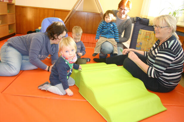 Zwölf Plätze für Kinder von 0 bis 3 Jahren bietet der Städtische Kindergarten in Wiemeringhausen künftig an. Rechts im Bild: Leiterin Anne Cramer (Foto: Stadt Olsberg).