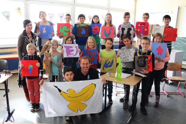 Gemeinsam mit Künstler Manfred Webel (vorne kniend, r.) und Kunstlehrerin Stefanie Koman (hinten, l.) tauchten 19 Fünftklässler der Geseker Sekundarschule in spannende Bildwelten ein (Foto: Stadt Geseke).