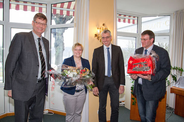 Katrin Bühner, zwölf Jahre lang Sachbearbeiterin Feuerwehr beim Kreis, wurde mit Blumen verabschiedet. Kreisbrandmeister Thomas Wienecke (l.) sprach ihr ein dickes Lob aus (Foto: Dirk Behrens/Presseteam Feuerwehr Kreis Soest).