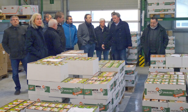 Die Teilnehmer des 5. Workshops von „Ökoprofit Kreis Soest“ besichtigen die Eierverpackungshalle auf dem Hof Mues in Anröchte (Foto: Frank Hockelmann/Kreis Soest).