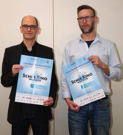 Bernd Nückel (l.) und Medienberater Elmar Wulff präsentieren den Flyer der „SchulKinoWochen NRW“ (Foto: Medienzentrum HSK).