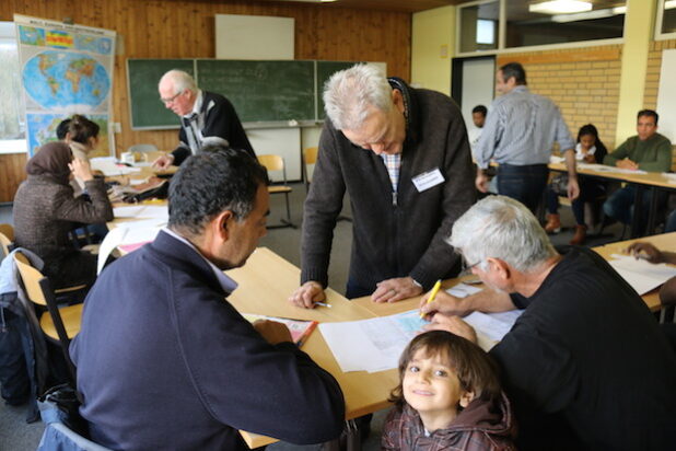 Rainhard Schumann (vorne) und Reiner Fuchs (hinten im Bild) sind zwei von insgesamt 13 ehrenamtlichen Sprachhelfern, die den Flüchtlingen Grundkenntnisse in Sprache und Schrift vermitteln (Foto: Gemeinde Neunkirchen).