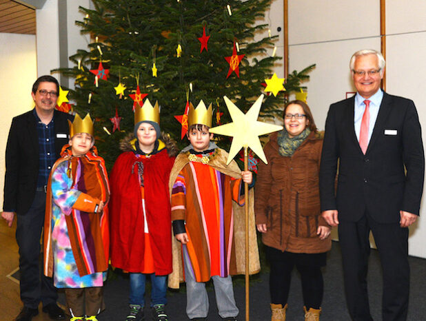 Kreisdirektor Dirk Lönnecke (r.) begrüßte die Könige Linus, Jannik und Paul (v. l.), die von Anne Boenigk (2. v. r.) begleitet wurden. Mit dabei war Mirko Hein, Abteilungsleiter Bürgerservice des Kreises Soest (l.) - Foto: Franca Großevollmer/Kreis Soest.