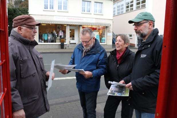 Hier überlegen die Mitglieder des Heimatvereins Neunkirchen noch, welche Fotografie wo platziert werden soll… (Foto: Gemeinde Neunkirchen)