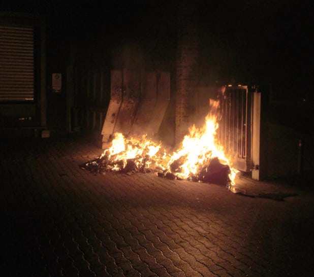 Durch das Feuer wurden die Kunststoffcontainer zerstört (Foto: Kreispolizeibehörde Soest).