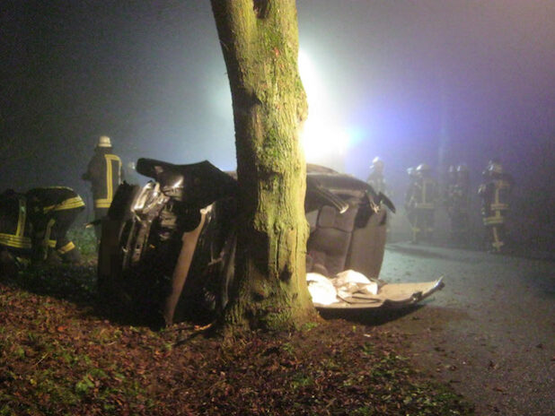 Aus diesem Wrack musste der Fahrer befreit werden (Foto: Kreispolizeibehörde Soest).