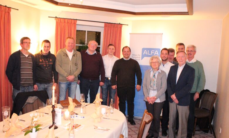 Die Regionalbeauftragten von ALFA (Gerd Hennes, Prof. Michael Müller, Sven Oliver Rüsche) begrüßten viele neue Gesichter beim zweiten ALFA Treff in Olpe. Alles ehemalige CDU Mitglieder oder Wähler. Foto: ALFA