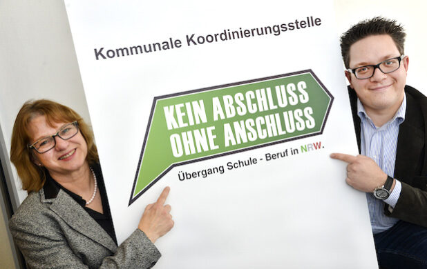 Andrea Bergmann und Hendrik Henneböhl von der Kommunalen Koordinierungsstelle des Kreises Soest hoffen, dass viele Unternehmen Schülerinnen und Schülern die Chance der Berufsfelderkundung eröffnen (Foto: Thomas Weinstock/Kreis Soest).
