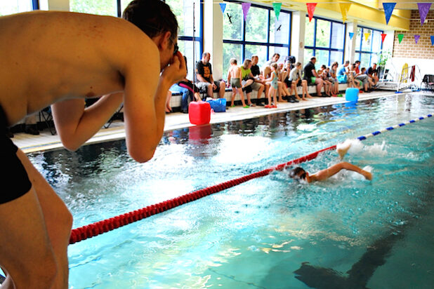 Vereins- und Hobbyteams aus der Gemeinde Bestwig - mit kleinen und großen Sportlern - messen sich bei der Gemeindemeisterschaft im Schwimmen. Sie findet wieder am 12. März im Schwimmbad am Velmeder Ostenberg statt (Foto: TuS Velmede-Bestwig).