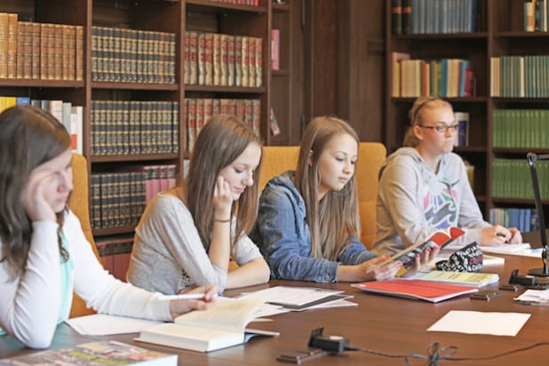 Schülerinnen bei der Arbeit in der Landeskundlichen Bibliothek (Foto: Klaus Sauerland/Märkischer Kreis).