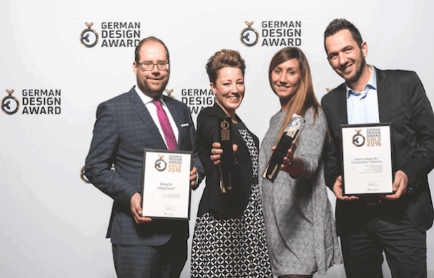 Gruppenfoto mit zwei Preisen (von links): Alexander Grams (Leitung Globale Marketing-Kommunikation der Business Unit Building Products bei Busch-Jaeger), Dörte Thinius (Leitung Produktdesign bei Busch-Jaeger), Isabel Eich (Datenbankmanagement und Online Marketing) und Mirko Simon (Leitung Corporate Communication Crossmedia) nahmen die Auszeichnungen entgegen (Foto: Busch-Jaeger).