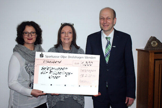 Angelika Schlicht, Regine Rottwinkel, Vorsitzende von Drolshagen Marketing e.V. und Bürgermeister Uli Berghof - Quelle: Drolshagen Marketing e.V. (Regine Rottwinkel)