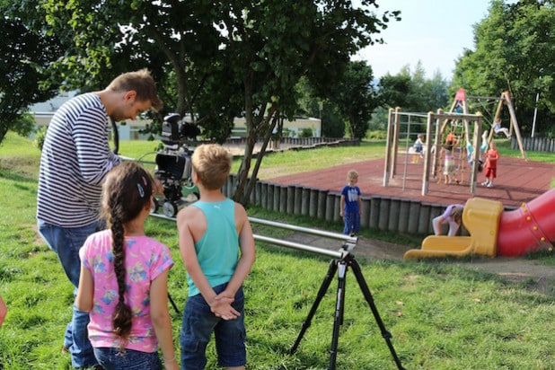 Die Filmkamera und die lange Filmschiene stießen auch bei den kleinsten Schauspielern auf großes Interesse (Foto: Gemeinde Neunkirchen).