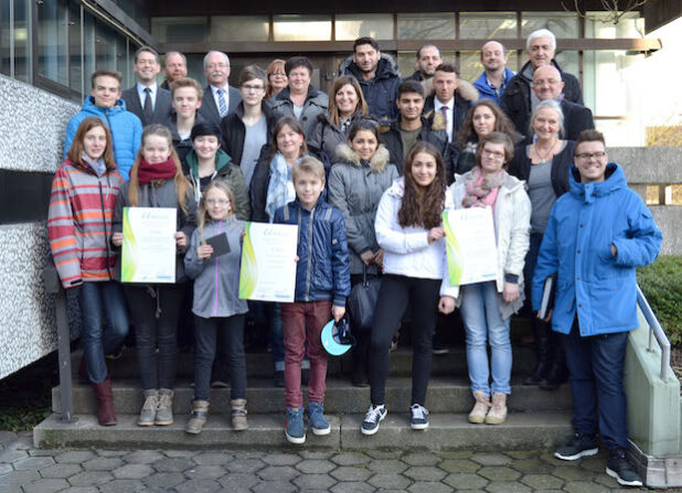 Die Gewinner des Wettbewerbes “Preis des Integrationsrates – Es geht nur gemeinsam” präsentierten nach der Preisverleihung durch den stellvertretenden Bürgermeister Karsten Meininghaus und Mitglieder des Integrationsrates stolz ihre Urkunden (Foto: Stadt Iserlohn).