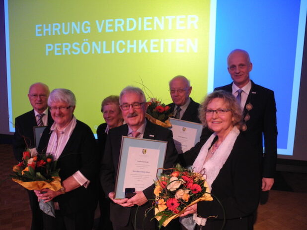 Werner Kreutz mit Ehefrau, Klaus Dieter Gläser mit Ehefrau (vordere Reihe), Christian Thuß mit Ehefrau und Bürgermeister Christoph Ewers (Foto: Gemeinde Burbach).