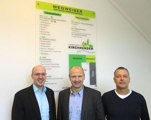 Beigeordneter Tobias Middelhoff, Bürgermeister Andreas Reinéry und Frank Vollmer vom Gebäudemanagement (v.l.) - Foto: Gemeinde Kirchhundem