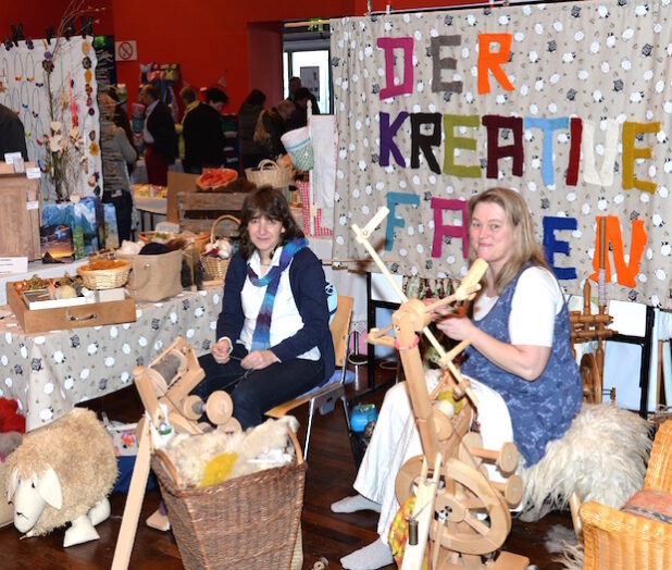 Auch traditionelle Handarbeitstechniken wie das Spinnen und Klöppeln werden auf dem Kreativmarkt in Attendorn vorgeführt (Foto: Hansestadt Attendorn).