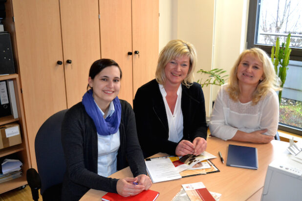 Suchen ehrenamtliche Mitarbeiter: Franziska Freiburg, Barbara Franzen und Petra Schröder vom St. Elisabeth-Hospizdienst (v.l.n.r.) - Foto: Katholische Hospitalgesellschaft Südwestfalen gGmbH.