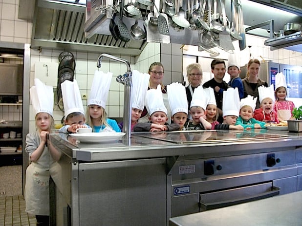 Kochen macht Spaß - diese Erfahrung machten die Vorschulkinder des Städtischen Kindergartens Grevenstein in der Großküche des Hotels Holländer Hof (Foto: Städtischer Kindergarten Grevenstein).