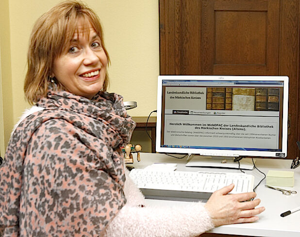 Diplom-Bibliothekarin Karin Müller präsentiert das neue OPAC-Internet-Portal (Foto: Hendrik Klein/Märkischer Kreis).