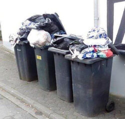 Übervolle Tonnen bereiten der Müllabfuhr in Olsberg Probleme (Foto: Stadt Olsberg)