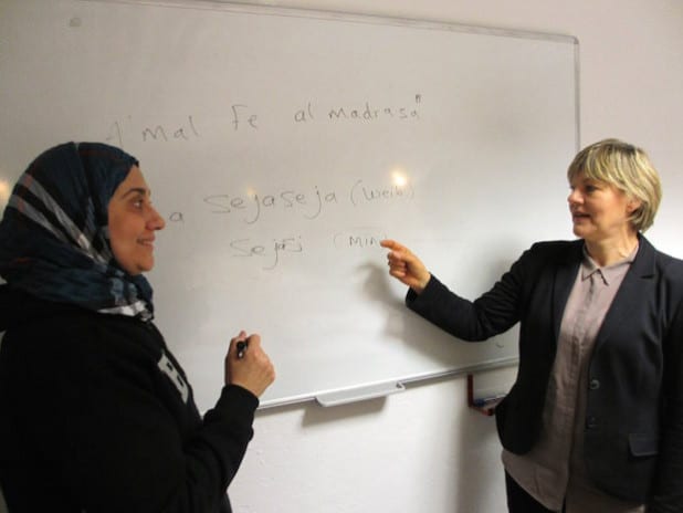 Al-Alami Wedad lehrt Marlies Stotz die ersten Worte auf Arabisch (Foto: Stadt Lippstadt).