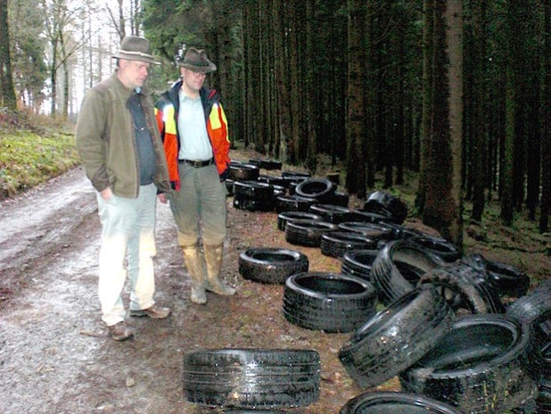 Erschüttert betrachten Umweltberater Matthias Jung und Waldvorsteher Alexander Jung die illegal im Wald entsorgten Autoreifen (Foto: Gemeinde Neunkirchen).