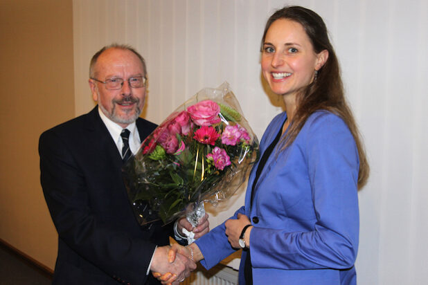 Dr. Gerhard Zoubek, Vorsitzender des Regionalvereins LEADER-Region 3-Länder-Eck, begrüßte die neue Regionalmanagerin Anne-Kathrin Hoß (Foto: Gemeinde Wilnsdorf).