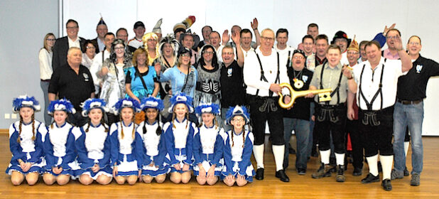 Rund 60 kleine und große Karnevalisten waren ins Bestwiger Bürger- und Rathaus gekommen, um Bürgermeister Ralf Péus den symbolischen Rathausschlüssel zurückzugeben (Foto: Gemeinde Bestwig).