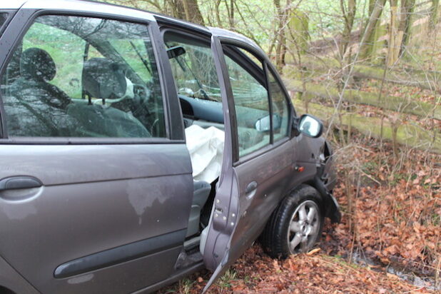 Der PKW wurde nach dem Unfall abgeschleppt (Foto: Kreispolizeibehörde Soest)