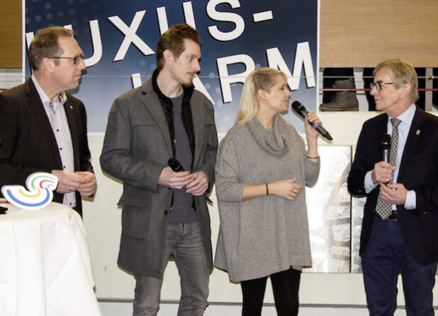 Gemeinsam Botschafter für die Region: Jini Meyer und Jan Zimmer (2. von links), hier beim Pressetermin im Iserlohner Rathaus mit Bürgermeister Dr. Peter Ahrens (rechts) und Hubertus Winterberg (links) - Foto: Südwestfalen Agentur GmbH.