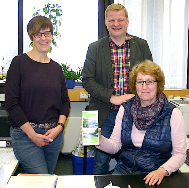 Freuen sich auf die Anmeldungen zum neuen Schuljahr: Petra Becker (re.) und Martina Bücker im Sekretariat des Teilstandorts Bestwig sowie Schulleiter Michael Aufmkolk (Foto: Gemeinde Bestwig).