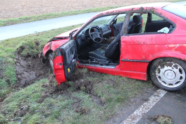 Zwei Personen wurden bei dem Unfall verletzt (Foto: Kreispolizeibehörde Soest).