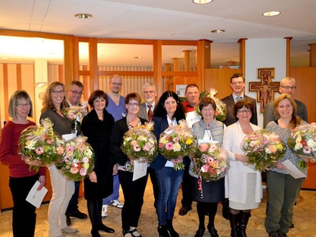 Verwaltungsratsvorsitzende Dr. Bettina Wolf (4. v. li.) mit den Jubilaren. Quelle: Katholische Hospitalgesellschaft Südwestfalen gGmbH