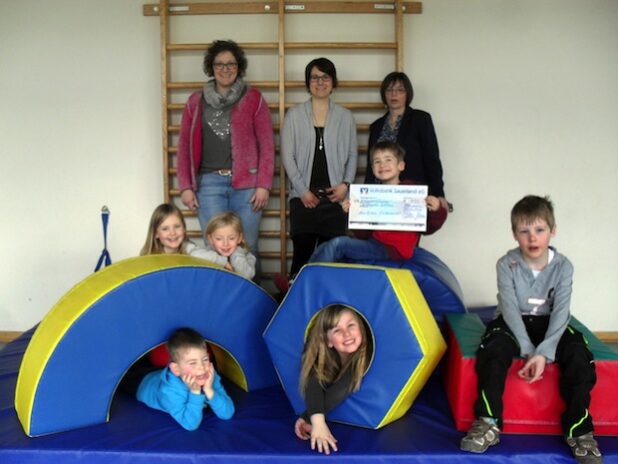 Frühzeitige Osterüberraschung für den städtischen Kindergarten Wallen: KreisSportBund HSK und Volksbank Sauerland überreichten den großen und kleinen Menschen im Kindergarten-Team jetzt einen Gutschein über 150 Euro. Bild: Städtischer Kindergarten Wallen