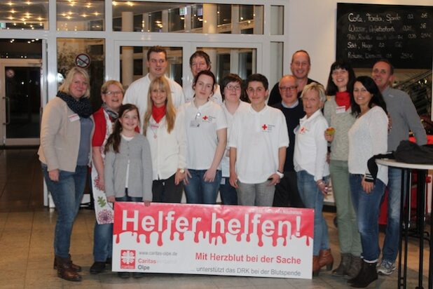 Mitarbeiter des Caritasverbandes Olpe gemeinsam mit haupt- und ehrenamtlichen Mitarbeitern des DRK. Quelle: Caritas-Zentrum Olpe