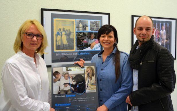 Freuen sich über den Erfolg des Kalender-Projekts: Sabine Schmidt, Kleopatra Athanassoglou und Tobias Schmale von den Ev. Pflegediensten der Diakonie Mark-Ruhr. Quelle: Diakonie Mark-Ruhr gemeinnützige GmbH