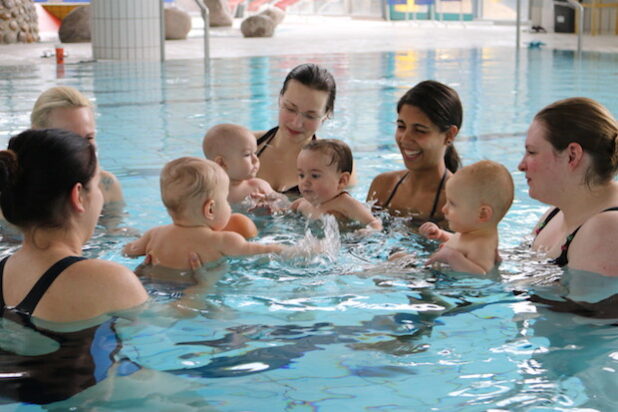 Die Bezeichnung Babyschwimmen ist nicht wörtlich zu nehmen, steht statt Höchstleistungen doch das Wecken des Interesses fürs Spielen und Bewegen im Wasser auf dem Plan (Foto: Gemeinde Neunkirchen).